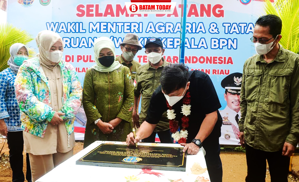 Wagub dan Wamen saat menandatangani kerjasama dalam memperhatikan pulau-pulau di Kepri